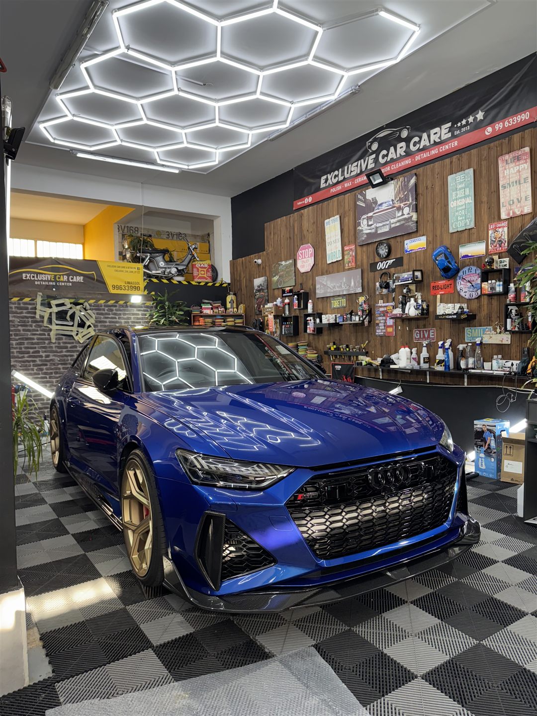 Μπλε Audi RS6 Avant με χρυσές ζάντες στη Λεμεσό