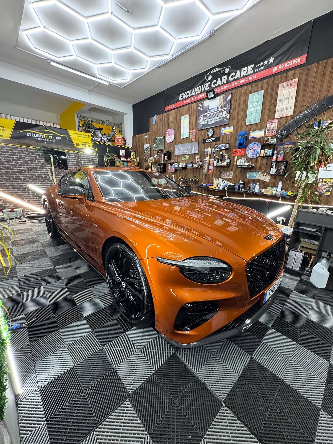 Πορτοκαλί Bentley Continental First Edition με μεμβράνη προστασίας στη Λεμεσό