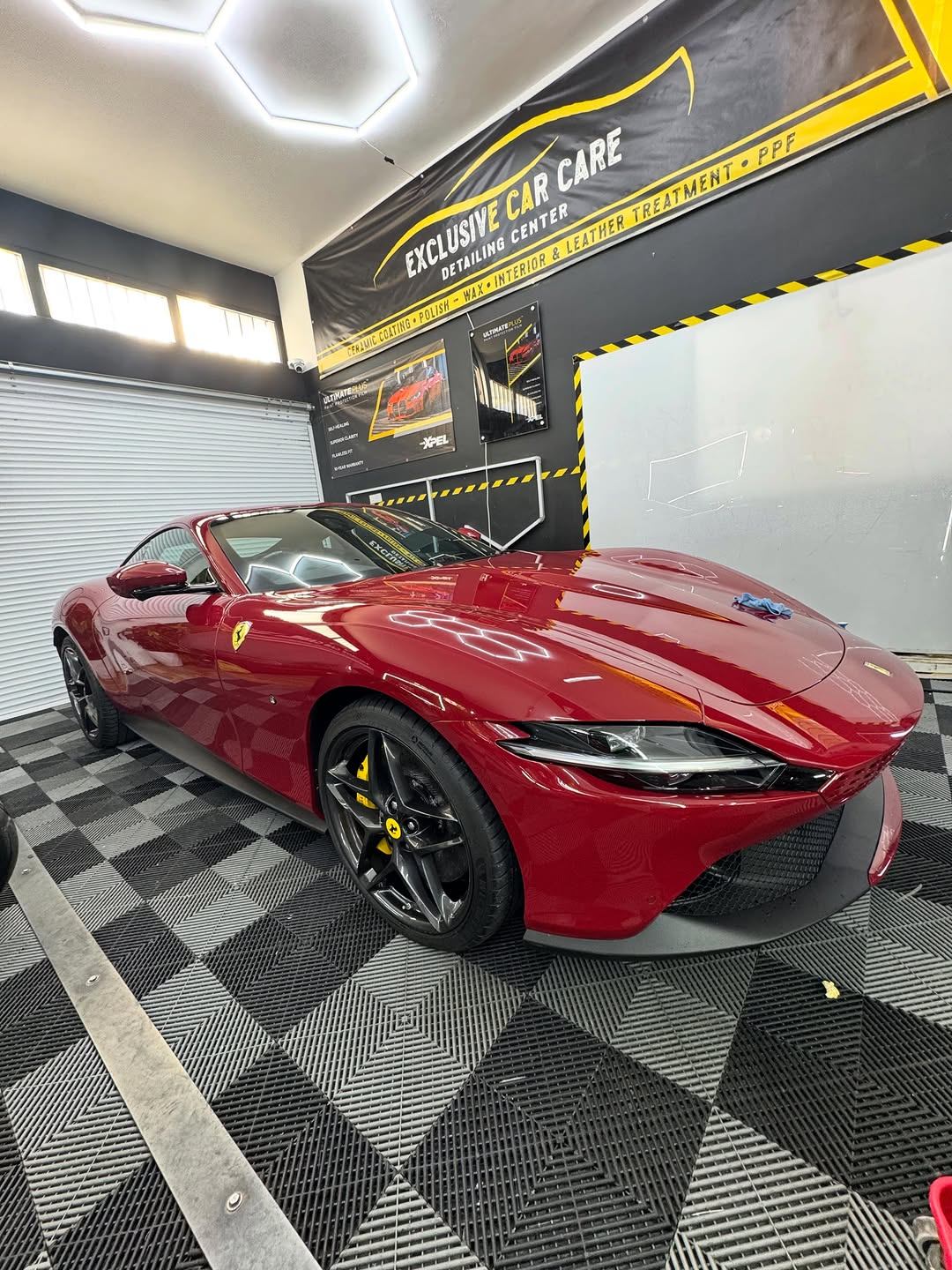 Κόκκινη Ferrari Roma με μεμβράνη προστασίας στη Λεμεσό
