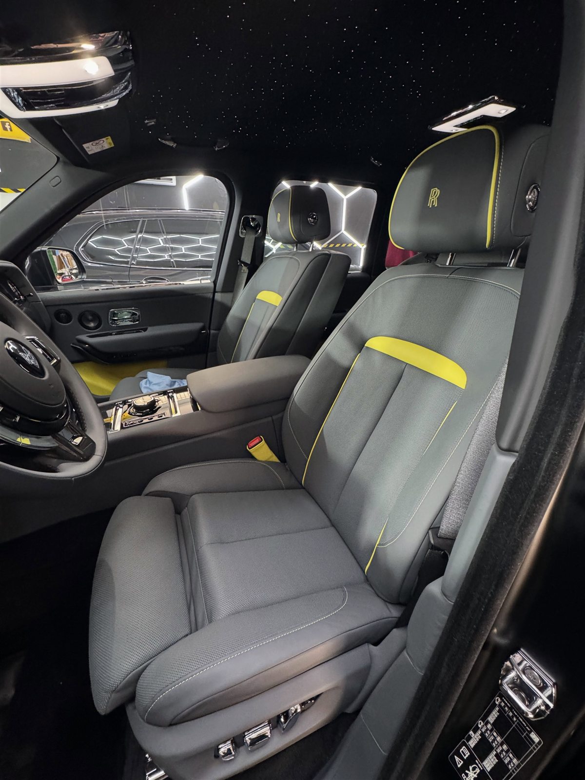 Δερμάτινο εσωτερικό Rolls-Royce Cullinan με starlight οροφή στη Λεμεσό